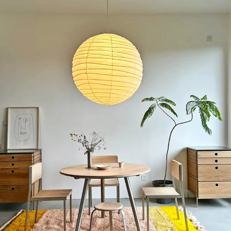 Plafonnier japonais Noguchi Yong Akari : Suspension lumineuse en papier de riz pour un salon décoré avec élégance
