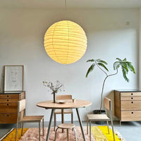 Plafonnier japonais Noguchi Yong Akari : Suspension lumineuse en papier de riz pour un salon décoré avec élégance
