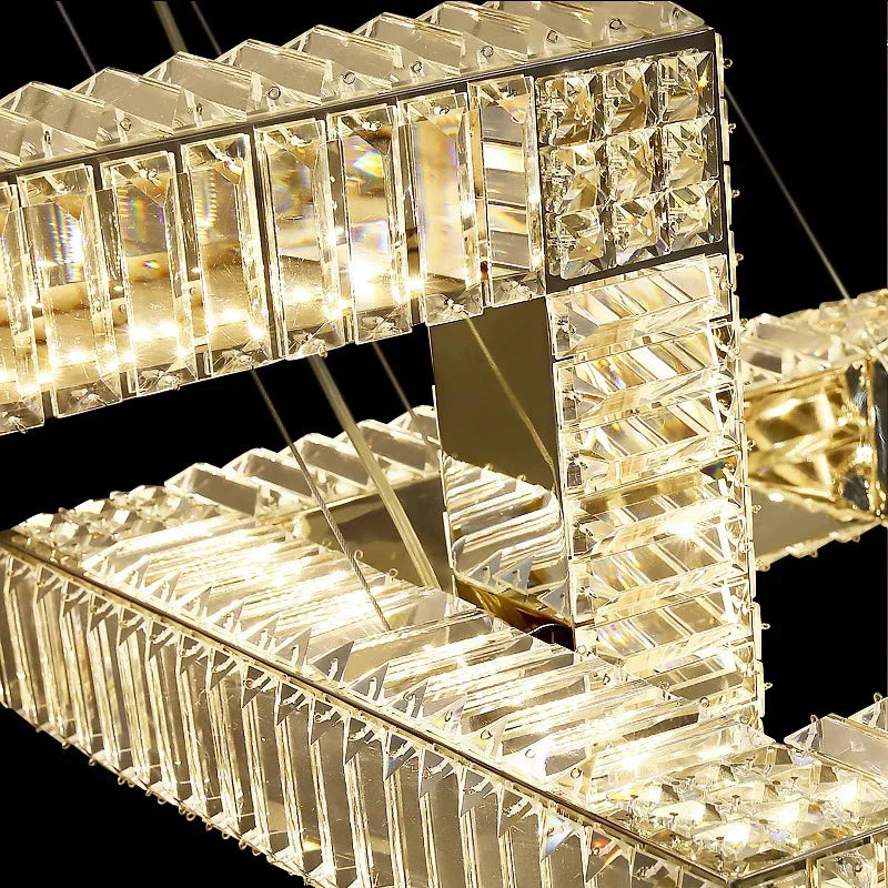 Lustre design carré en cristal doré moderne.