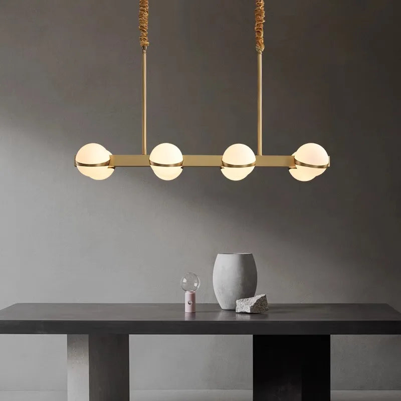 Lustre doré LED pour un intérieur moderne