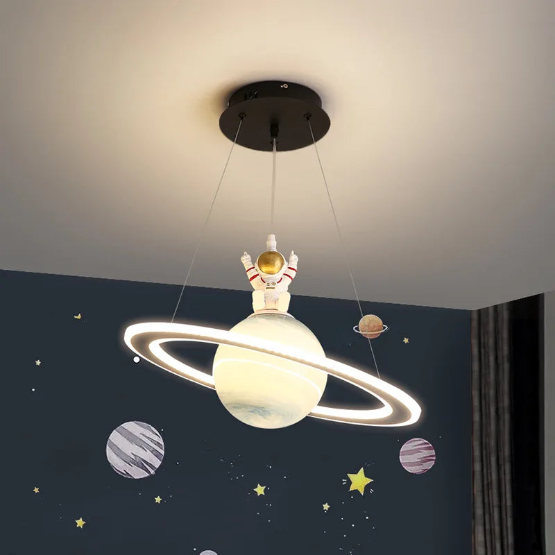 Suspension d'Astronaute et Planète Nordiques