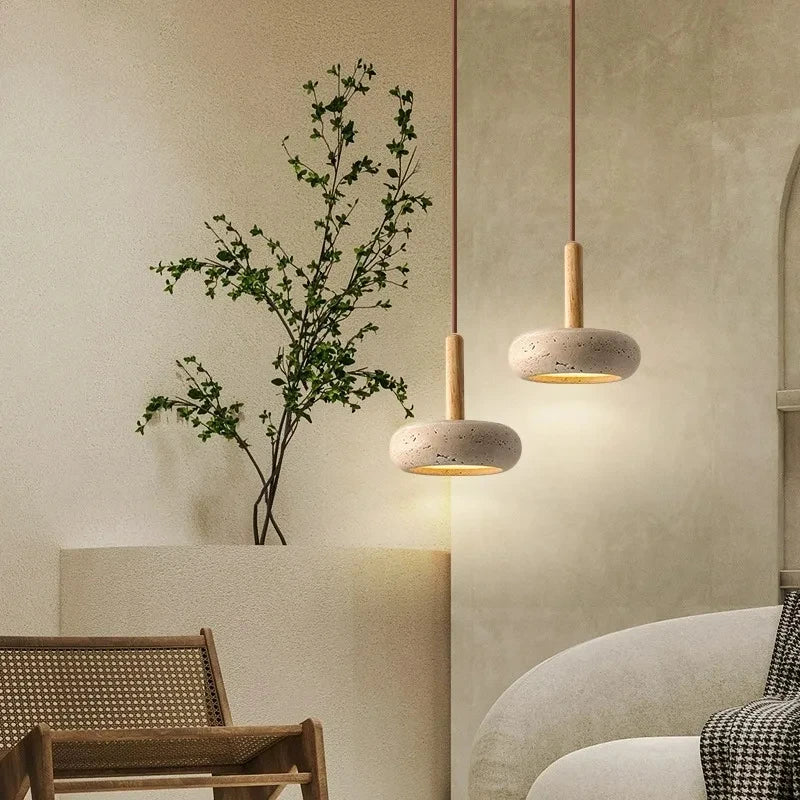 Lustre contemporain en bois avec éclairage LED en pierre.