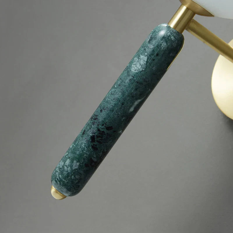 Applique murale en marbre avec boule de verre pour une décoration lumineuse