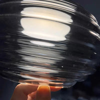Suspension Élégance en verre fumé gris.