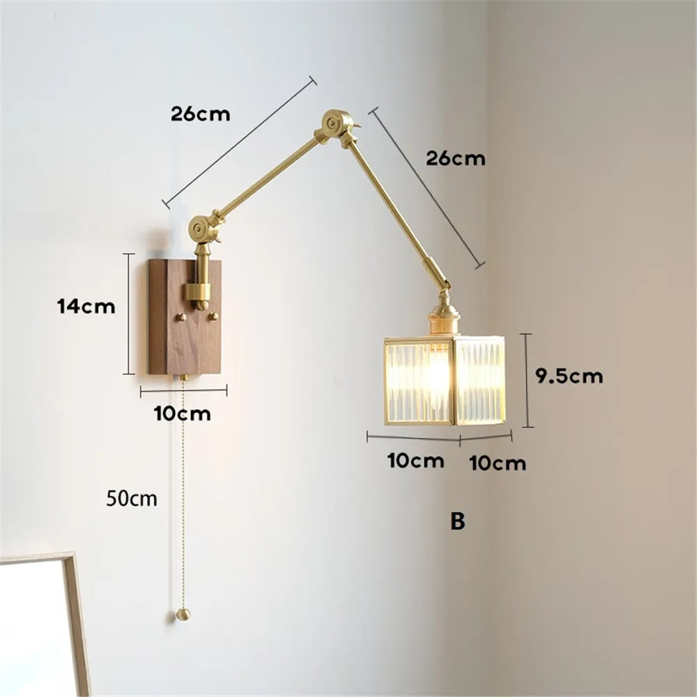 Applique murale rétro en cuivre avec bras oscillant et abat-jour ajustable.
