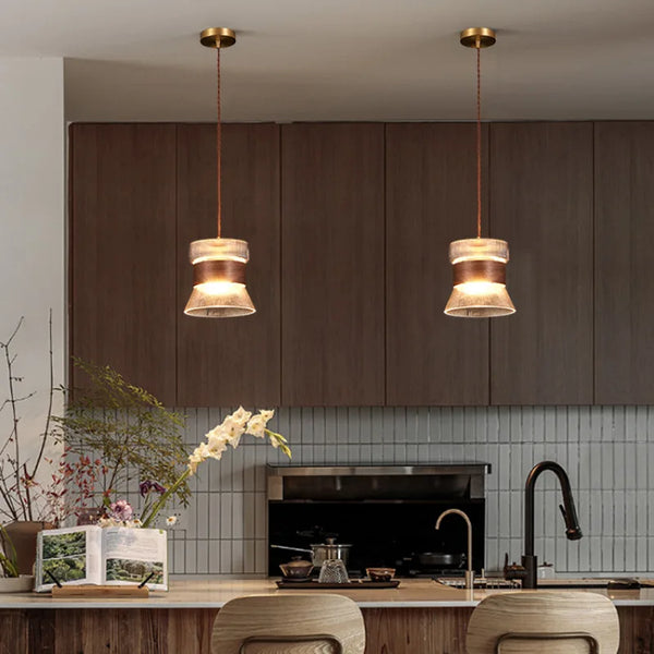 Suspension design en verre transparent avec accents bois et cuivre