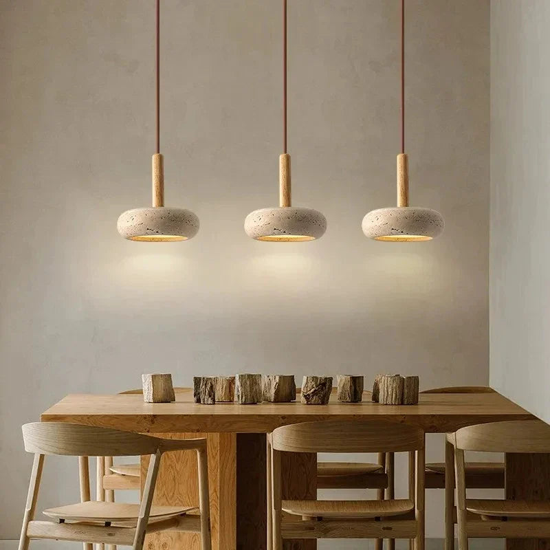 Lustre contemporain en bois avec éclairage LED en pierre.