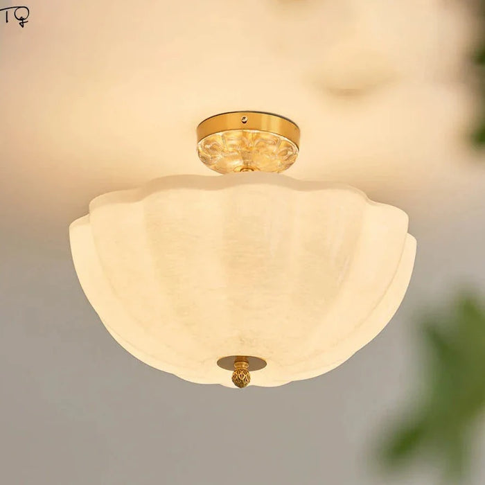 Plafonnier LED en verre crème et cuivre médiéval avec luminaires contemporains de qualité