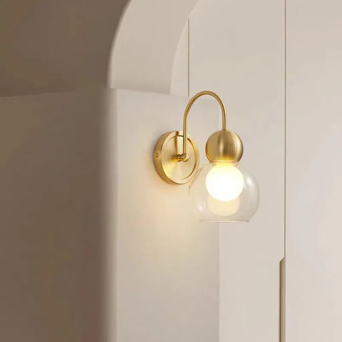 Applique murale moderne en verre et cuivre pour illuminer vos escaliers et allées