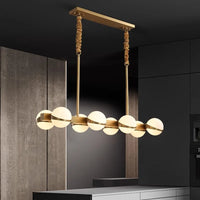 Lustre doré LED pour un intérieur moderne