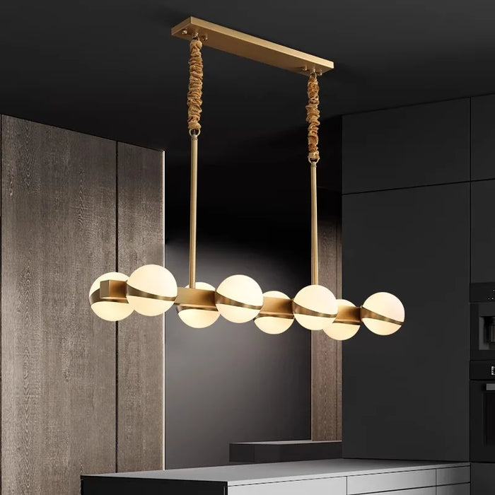 Lustre doré LED pour un intérieur moderne