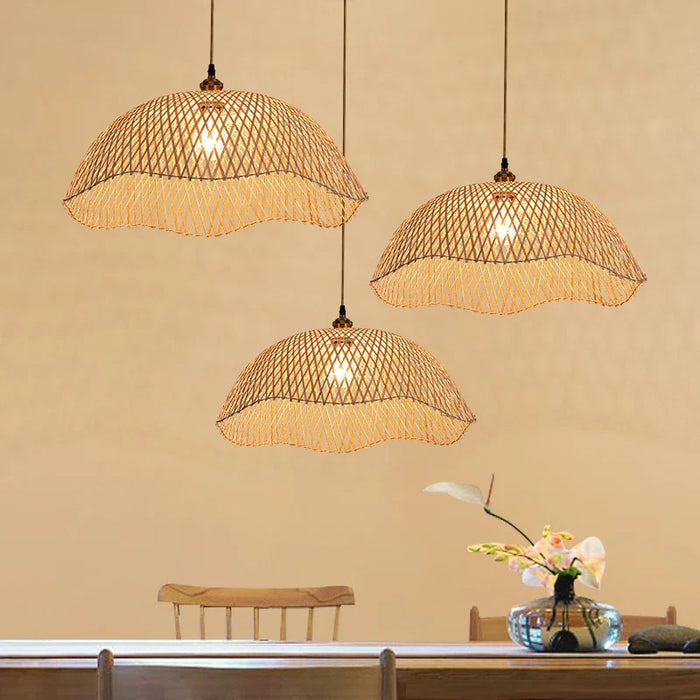 Suspension lumineuse en bambou tissé à la main pour une ambiance rétro.