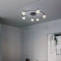 Plafonnier LED suspendu de style nordique moderne et minimaliste.