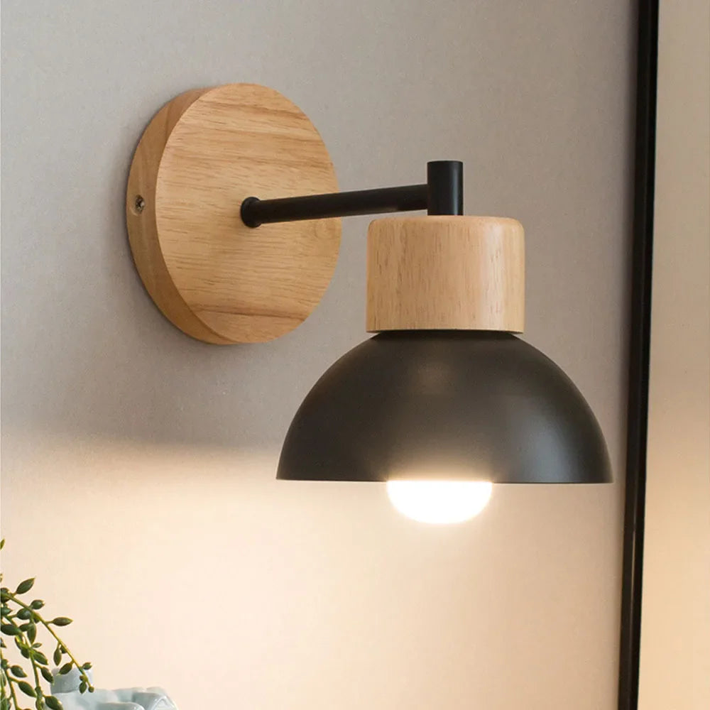 Applique murale nordique en bois avec abat-jour métal