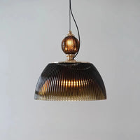 Suspension LED en verre au design nordique contemporain.