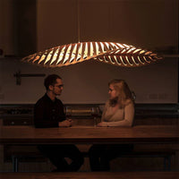 Lustre en bois à chevrons : Art moderne et design