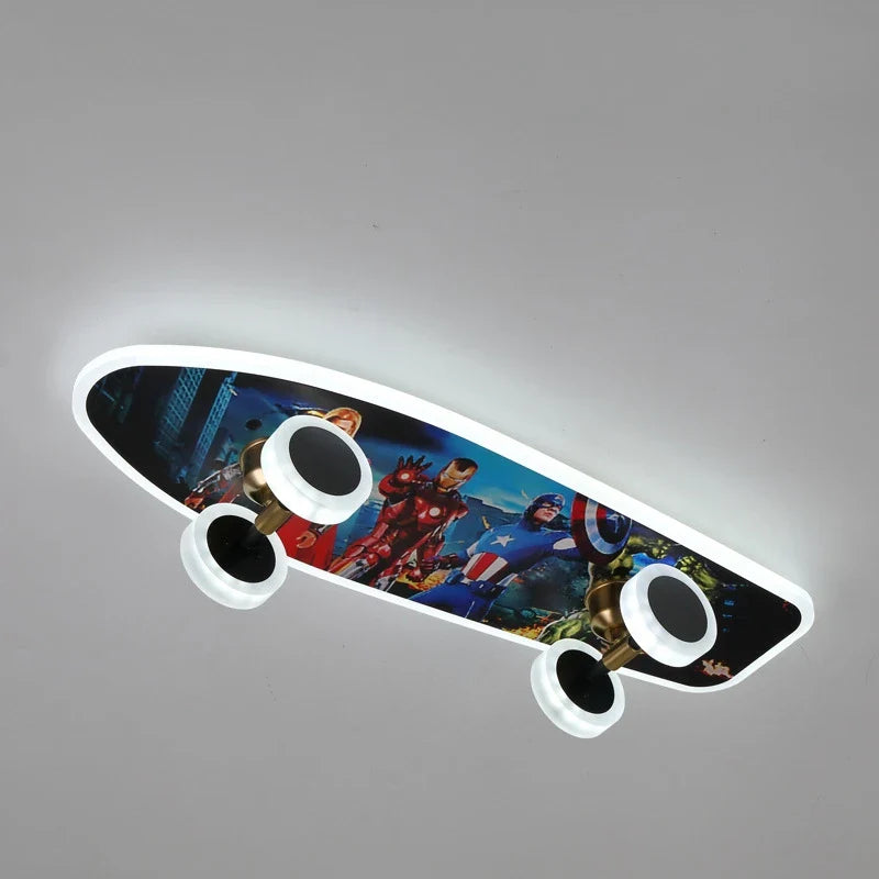 Plafonnier nordique skateboard créatif pour chambre d'enfant moderne.