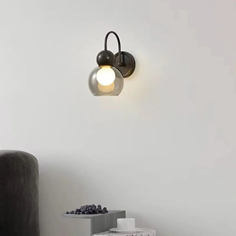 Applique murale moderne en verre et cuivre pour illuminer vos escaliers et allées