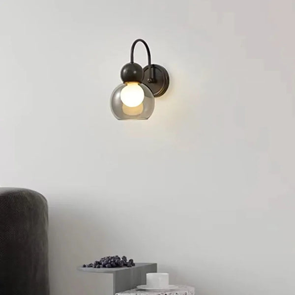 Applique murale moderne en verre et cuivre pour illuminer vos escaliers et allées