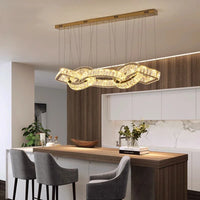 Lustre design en cristal doré pour une ambiance moderne dans votre salle à manger