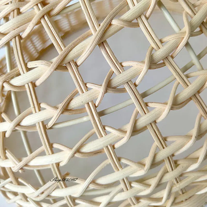 Lustre moderne en rotin artisanal