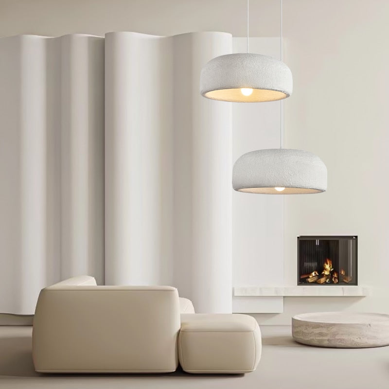Suspension design blanche avec abat-jour arrondi Mango.