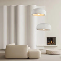 Suspension design blanche avec abat-jour arrondi Mango.