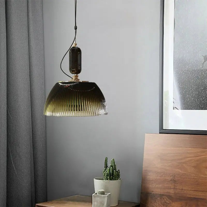 Suspension LED en verre au design nordique contemporain.