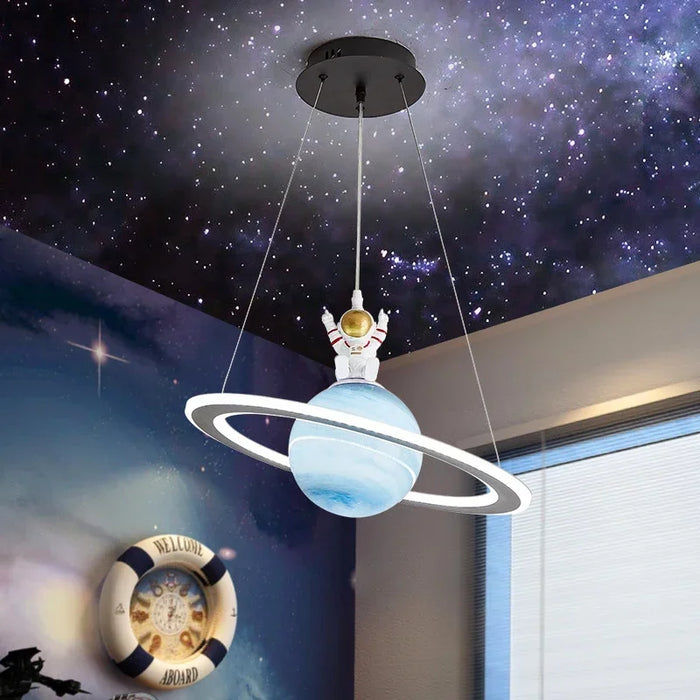 Suspension d'Astronaute et Planète Nordiques