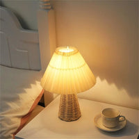 Lampe de table plissée: Élégance lumineuse