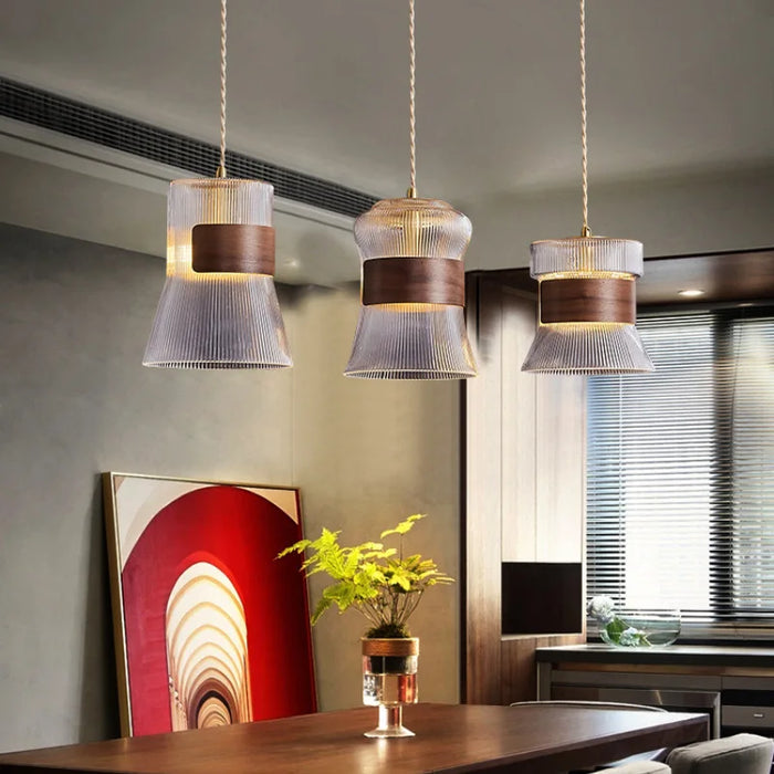 Suspension design en verre transparent avec accents bois et cuivre