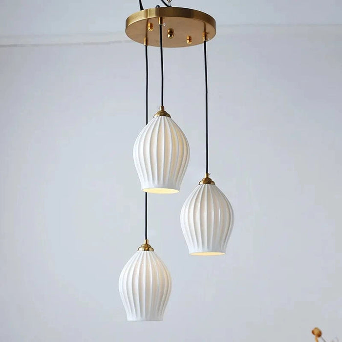 Lampes suspendues en céramique nervurée de style britannique contemporain