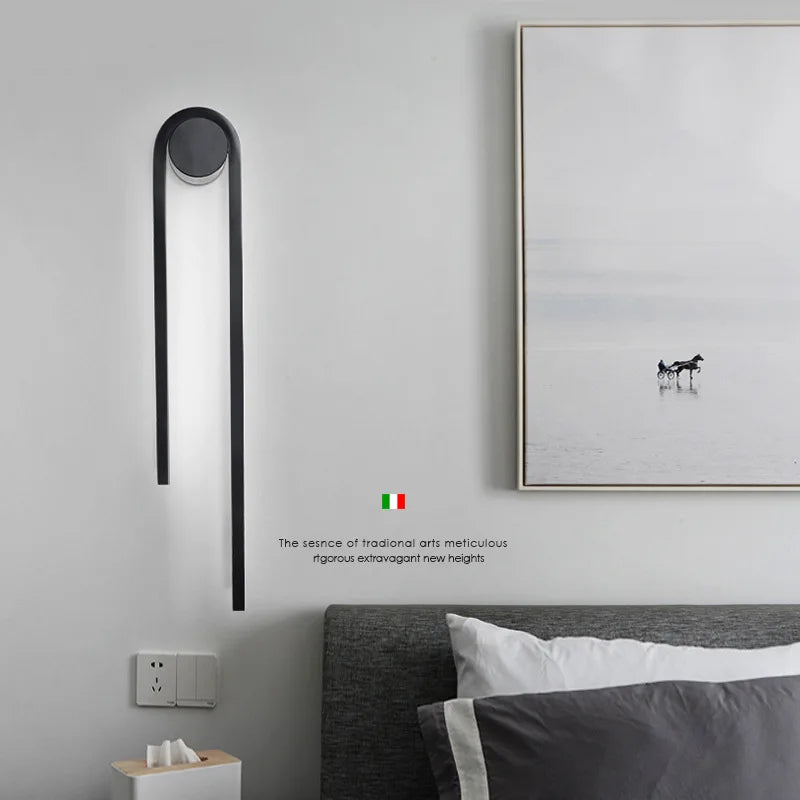 Applique murale LED en forme de U pour une décoration nordique moderne.