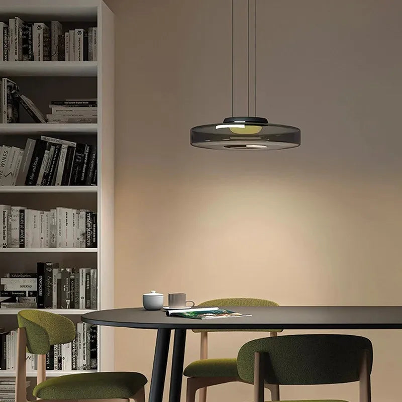 Suspension design danois bohème avec abat-jour en verre pour tables basses.