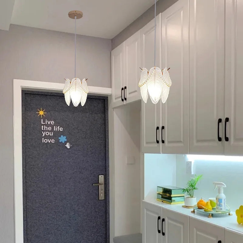 Suspension LED moderne pour une ambiance chaleureuse.