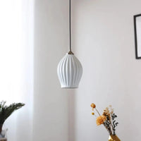 Lampes suspendues en céramique nervurée de style britannique contemporain
