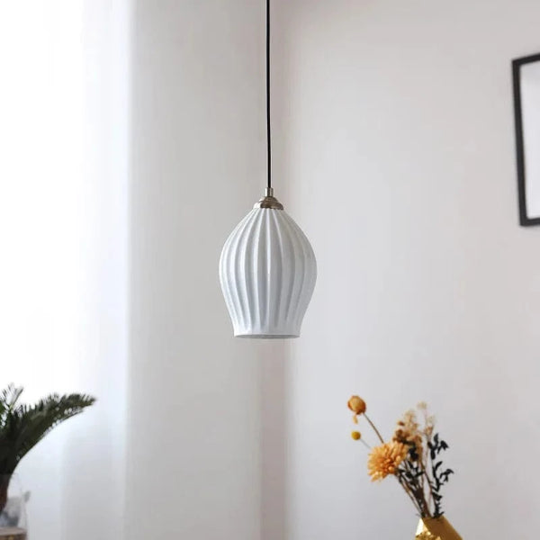 Lampes suspendues en céramique nervurée de style britannique contemporain