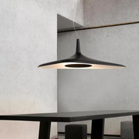 Suspension Poe : Design minimaliste et asymétrique