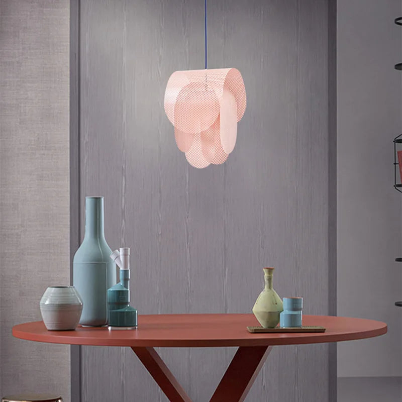 Suspension design danoise en métal perforé rond