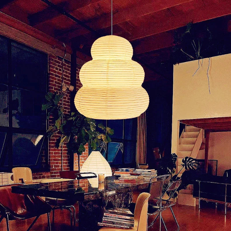 Plafonnier japonais Noguchi Yong Akari : Suspension lumineuse en papier de riz pour un salon décoré avec élégance
