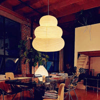 Plafonnier japonais Noguchi Yong Akari : Suspension lumineuse en papier de riz pour un salon décoré avec élégance