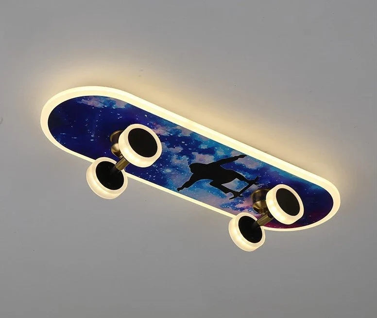 Plafonnier nordique skateboard créatif pour chambre d'enfant moderne.