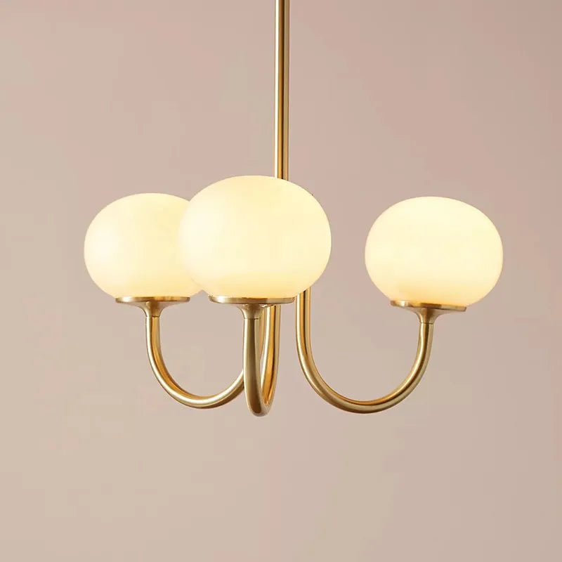 Lustre nordique doré.