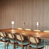 Lampe de table sans fil en métal noir, style varié.