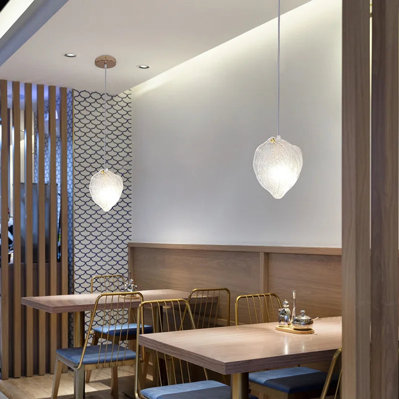Suspension LED moderne pour une ambiance chaleureuse.