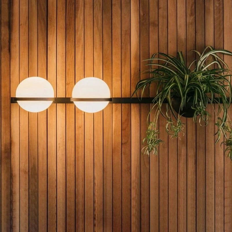 Applique murale contemporaine Art Déco avec boule acrylique et 3 gradations ajustables | Marco Lucetti