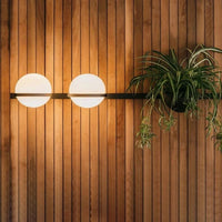 Applique murale contemporaine Art Déco avec boule acrylique et 3 gradations ajustables | Marco Lucetti