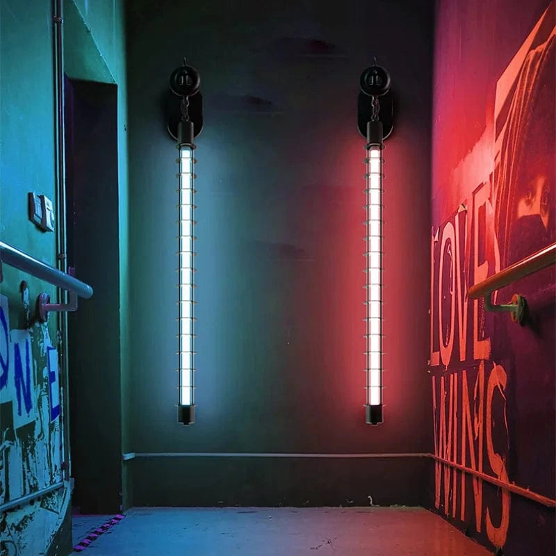 Applique murale DEL industrielle vintage en fer avec chaîne créative. | Marco Lucetti