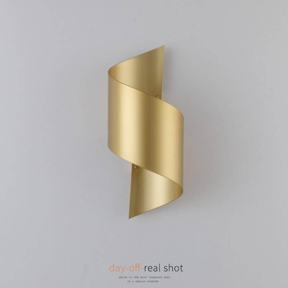 Applique murale design à LED - Courbe métallique dorée | Marco Lucetti