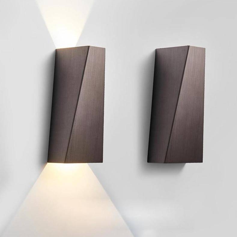 Applique murale design LED géométrique en métal brossé | Marco Lucetti